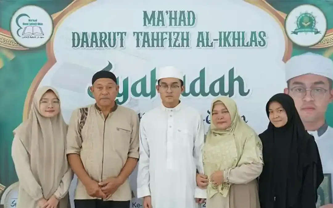 Tegar di Tengah Banjir : Dua Santri Berhasil Syahadah 30 Juz