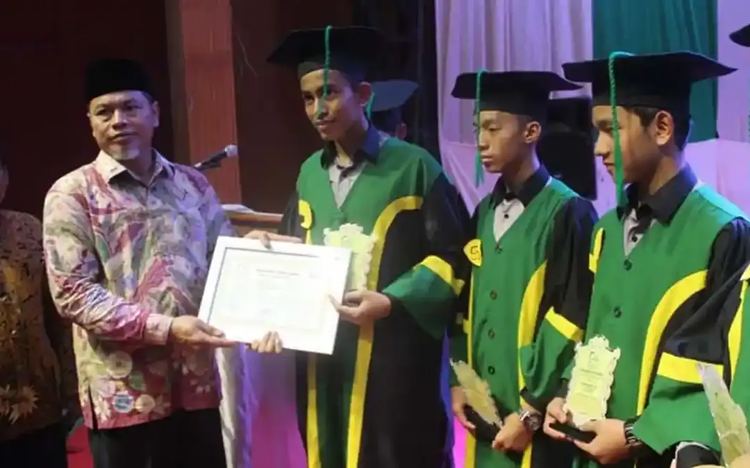 129 Santri Ma’had Daarut Tahfizh Al-Ikhlas Diwisuda